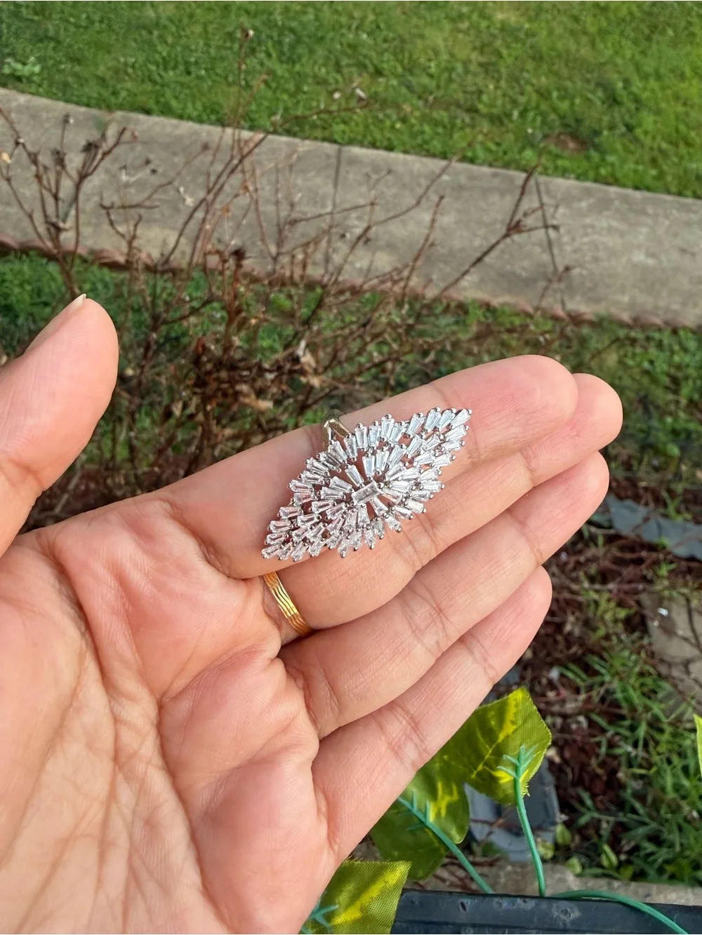 Women clear stones oval ring size 7